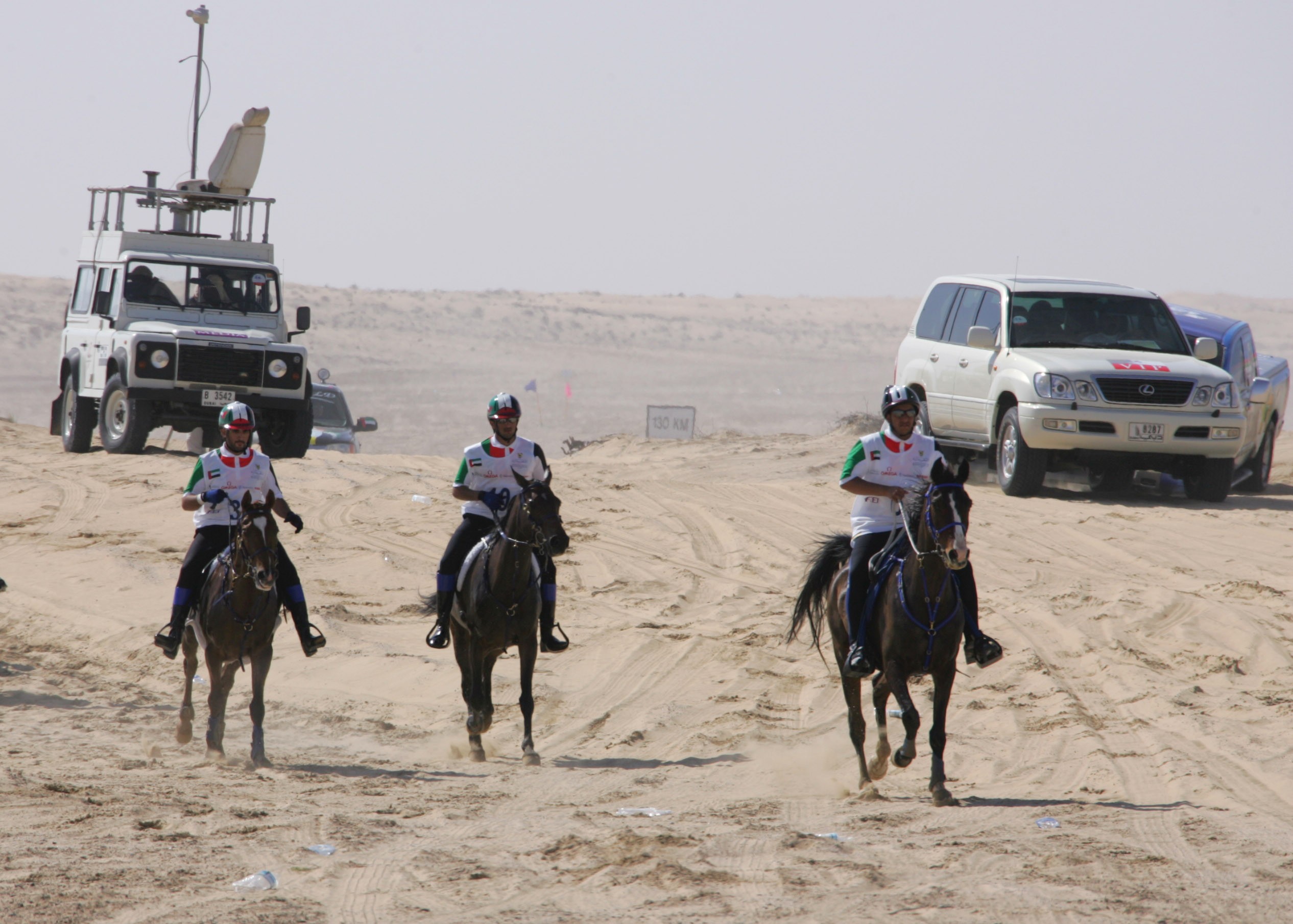 02 tre cavalieri e fuoristrada nel deserto 1