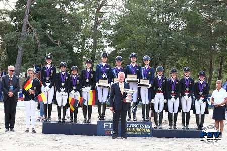 European Championships CH J YR, in Fontainebleau gold medals for Netherland and Germany teams 1 18N321 2882 0