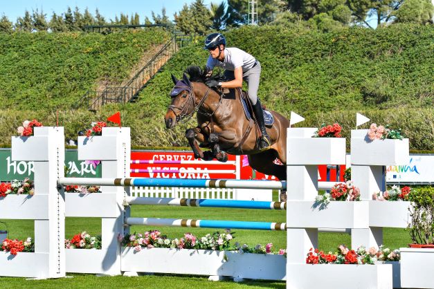 ‘Kilnaboy Captain’ ridden by Konstantin Van Damme and ‘Bella E Impossibile BBA’ 1 7 ANOS A VAN DAMME