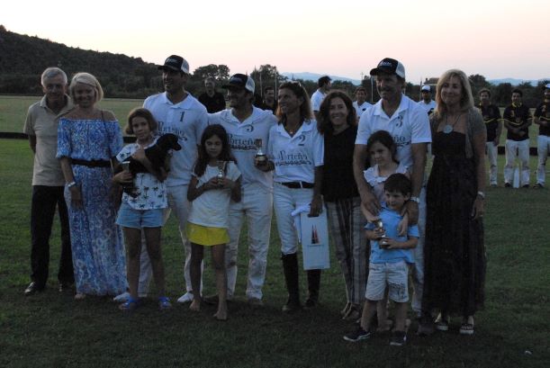 L’Argentario Polo Club si trova in Toscana, a Monte Argentario, una delle più belle 1 El Porteno squadra vincitrice con lAssessore al Turismo e il Delegato allo Sport Comune di Monte Argentario