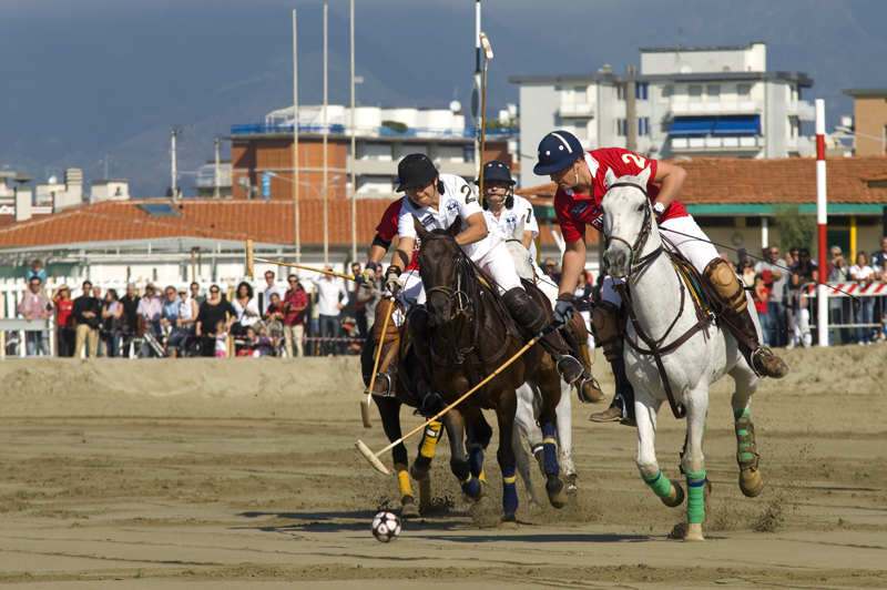 Successo straordinario per la “Polo Beach Cup” sulla spiaggia di Viareggio 1 Giocatori in azione con pubblico