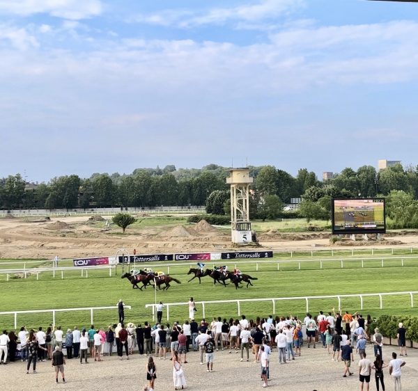 Taglio del traguardo Gran Premio Milano Ippodromo Snai San Siro 2023 - Best of Lips e Piechulek Rene vincono