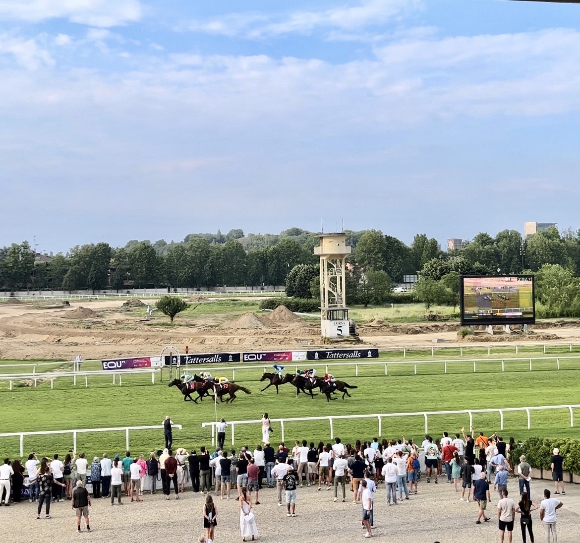 Best of Lips e Piechulek Rene conquistano il Gran Premio di Milano all'Ippodromo SNAI San Siro 1 Taglio del traguardo Gran Premio Milano Ippodromo Snai San Siro 2023 - Best of Lips e Piechulek Rene vincono