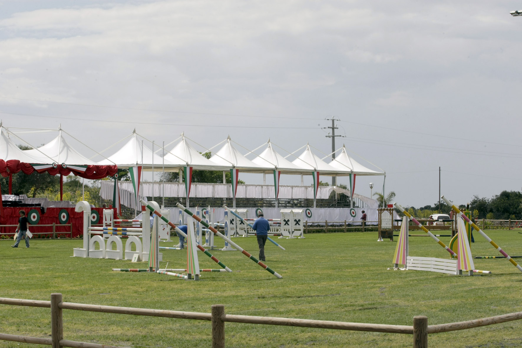 Sicilia Jumping Tour: la grande equitazione in Sicilia 1 Il campo in erba del Terre Rosse Horses Resort