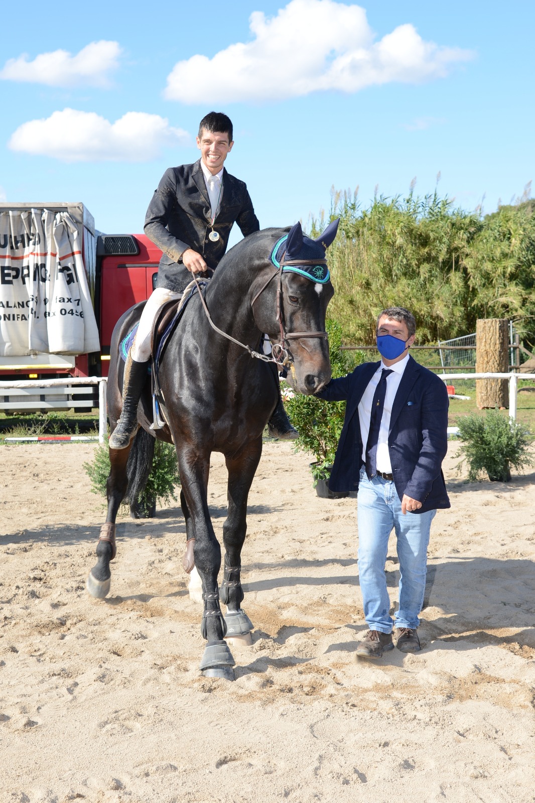 Salto ostacoli: dal 4 al 6 giugno i Campionati regionali al Siete Fuentes Centro Equestre 1 Il presaidente Fise Stefano Meloni premia Giovanni Carboni foto Corbinzolu 1