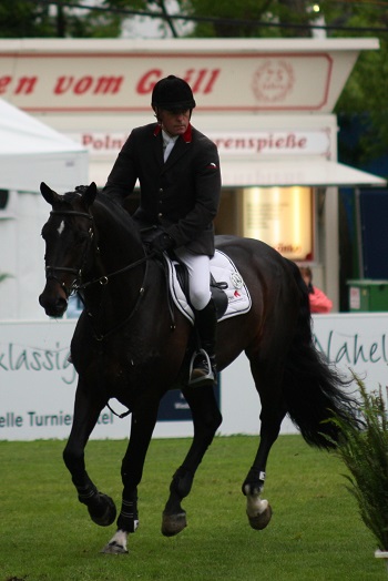 Whitaker pips Ahlmann to Saint-Tropez GP. 1 John Whitaker Argento
