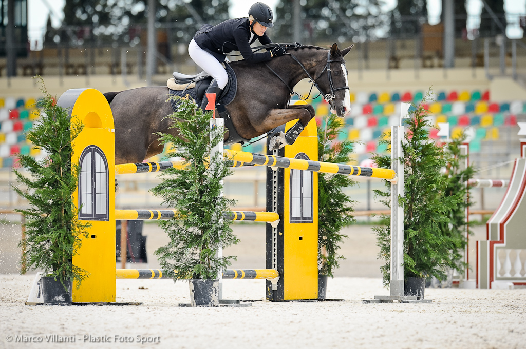 Follonica: doppietta dell'amazzone inglese Laura Renwick nelle categorie 135 e 140 del CSI 3* 1 Laura Renwick su Softrack Limelight de Breve