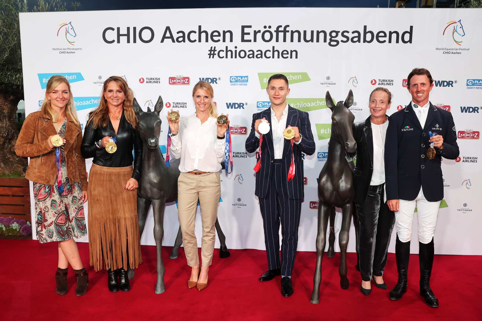 Le medaglie d'oro sul red carpet alla cerimonia di apertura del CHIO Aachen 1 Photo CHIO Aachen c Golden glory on the red carpet 0