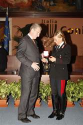 Premi Fise 2007 Il Carabiniere Valentina Truppa premiata dal Presidente FISE Cesare Croce. Ph. P. Biroldi 1