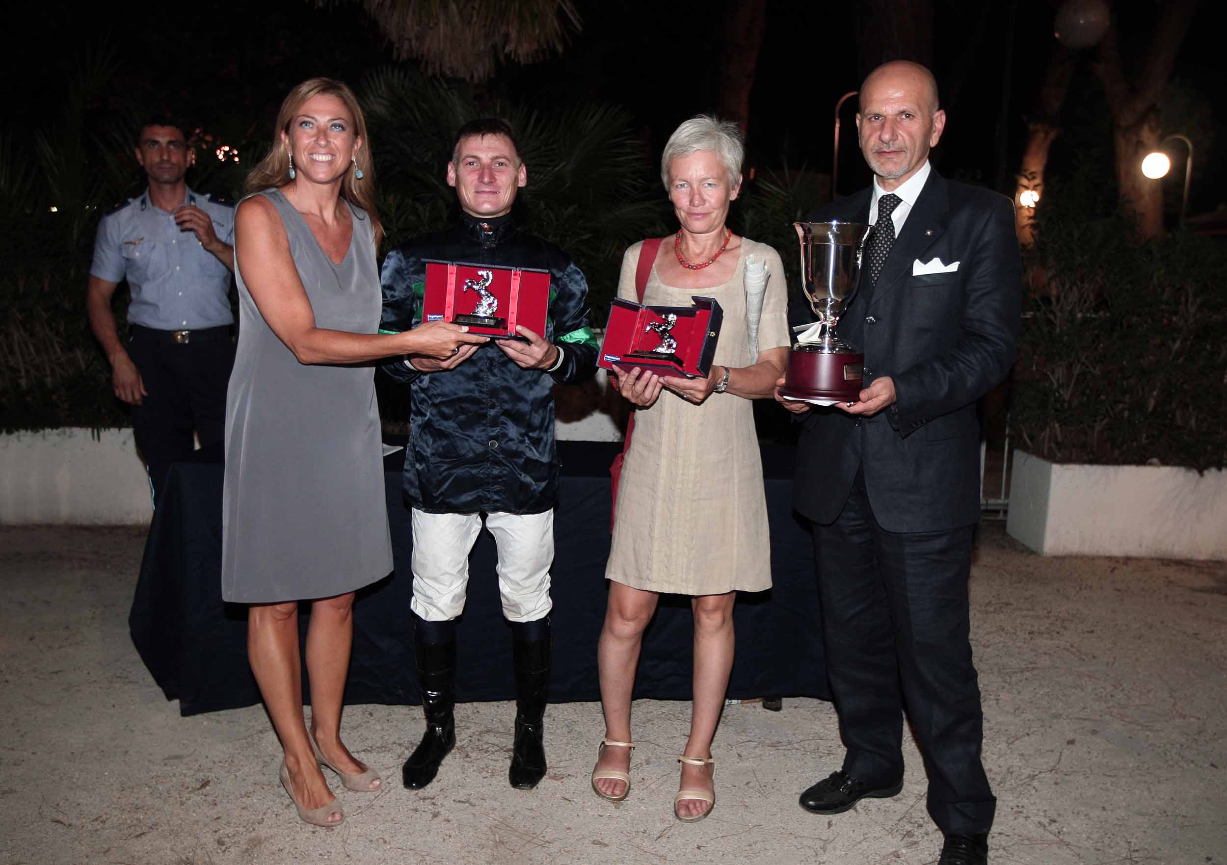 > Rebecca Rolfe superba sprinter nel Città di Napoli. Terza volta del jockey Marcelli. 1 Premio citta di Napoli premiazione
