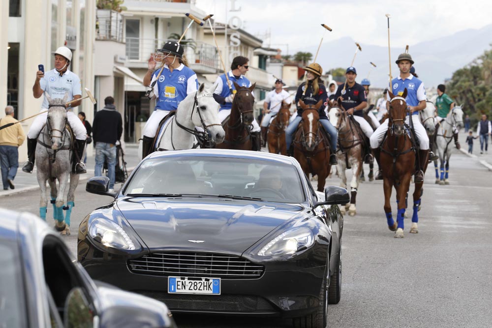 SPETTACOLARE PARATA SUL LUNGOMARE DI VIAREGGIO 1 aston