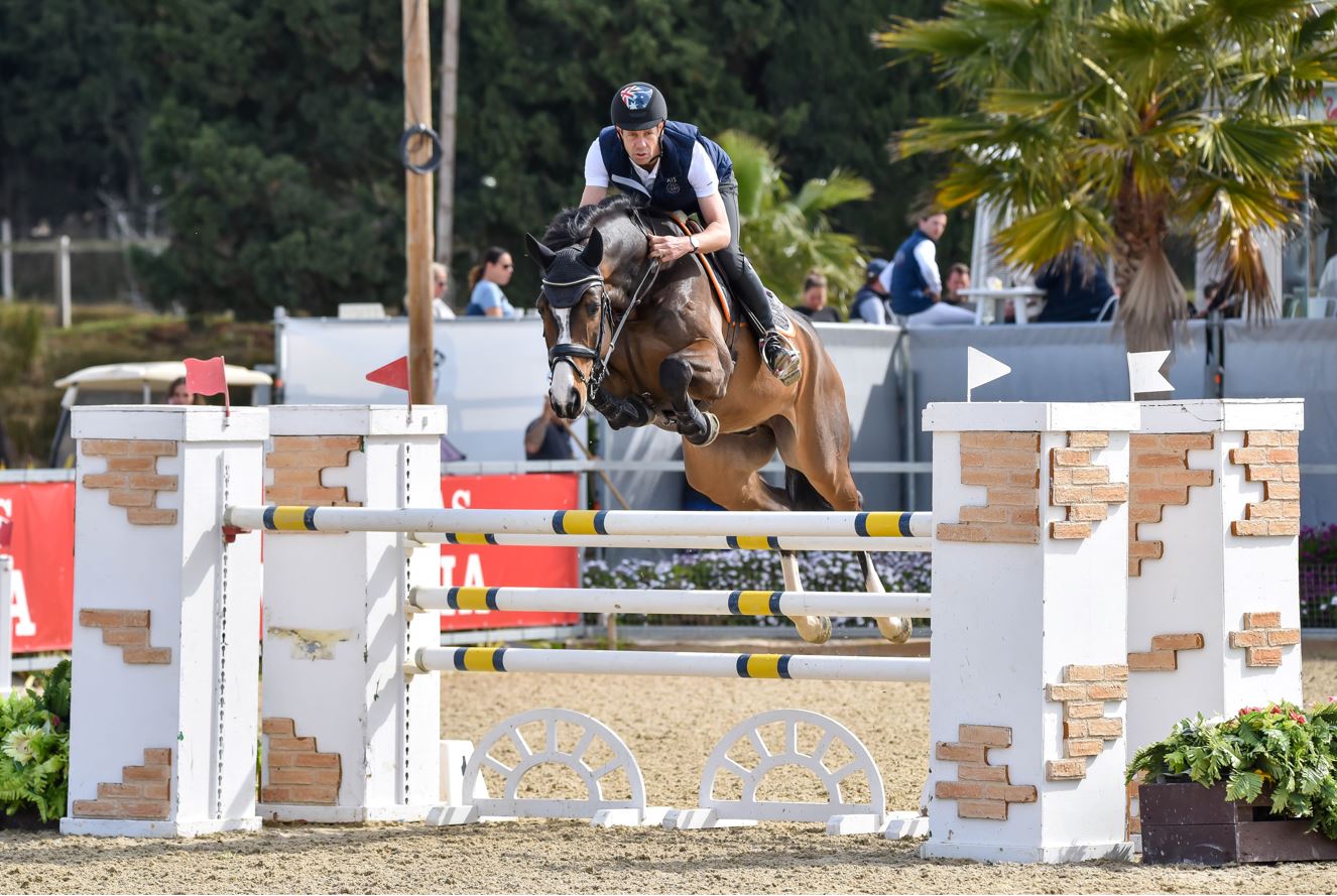 Andalucía Sunshine Tour: Chris Burton vince entrambe le categorie 7YO con Chedington Blue e Kennedy HX 1 c Moises Basallote for Andalucia Sunshine Tour Chris Burton