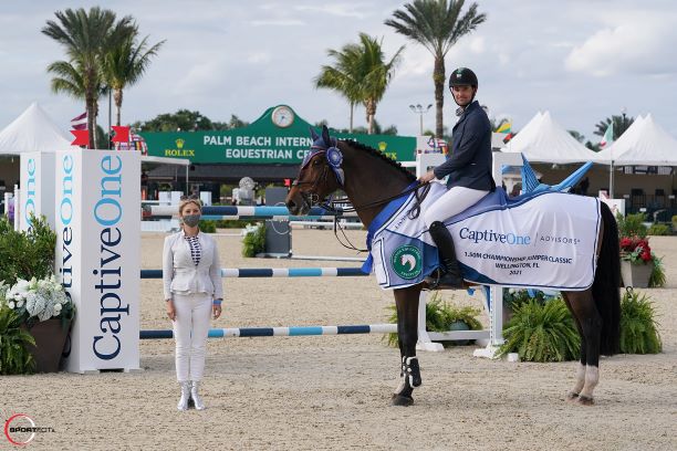 Eduardo Menezes and H5 Elvaro Fly Fast for First in the CaptiveOne Advisors 1.50m Classic CSI3* 1 eduardo menendez and H5 Elvaro winning Olga Hartsock. of CaptiveOne Advisors. © Sportfot. 0