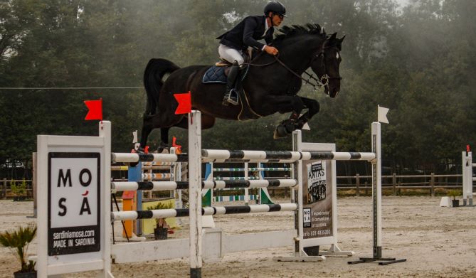 Salto ostacoli: al Sardegna Junmping Tour 2021 1 giovanni carboni su rubacuori baio