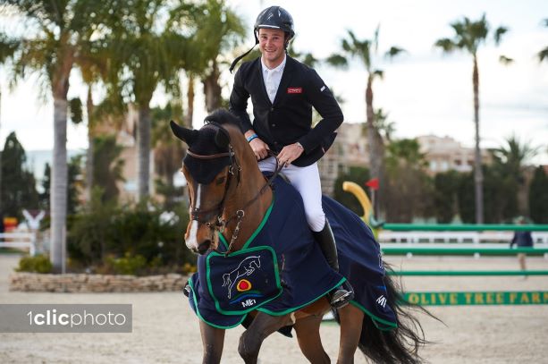 Constant Van Paesschen e Isidoor van de Helle conquistano il Gran Premio CSI2 *, quarto Zorzi 1 van paschen. 0