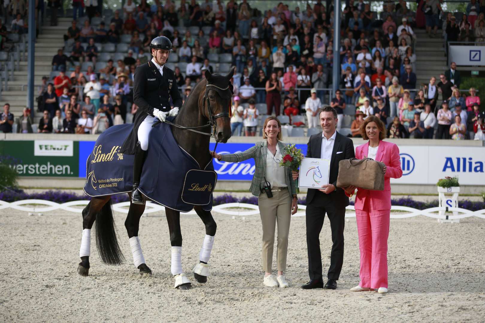 Il vincitore del Grand Prix Spécial di ieri al CHIO Aachen Frederic Wandres e la presidente ALRV Stefanie Peters.