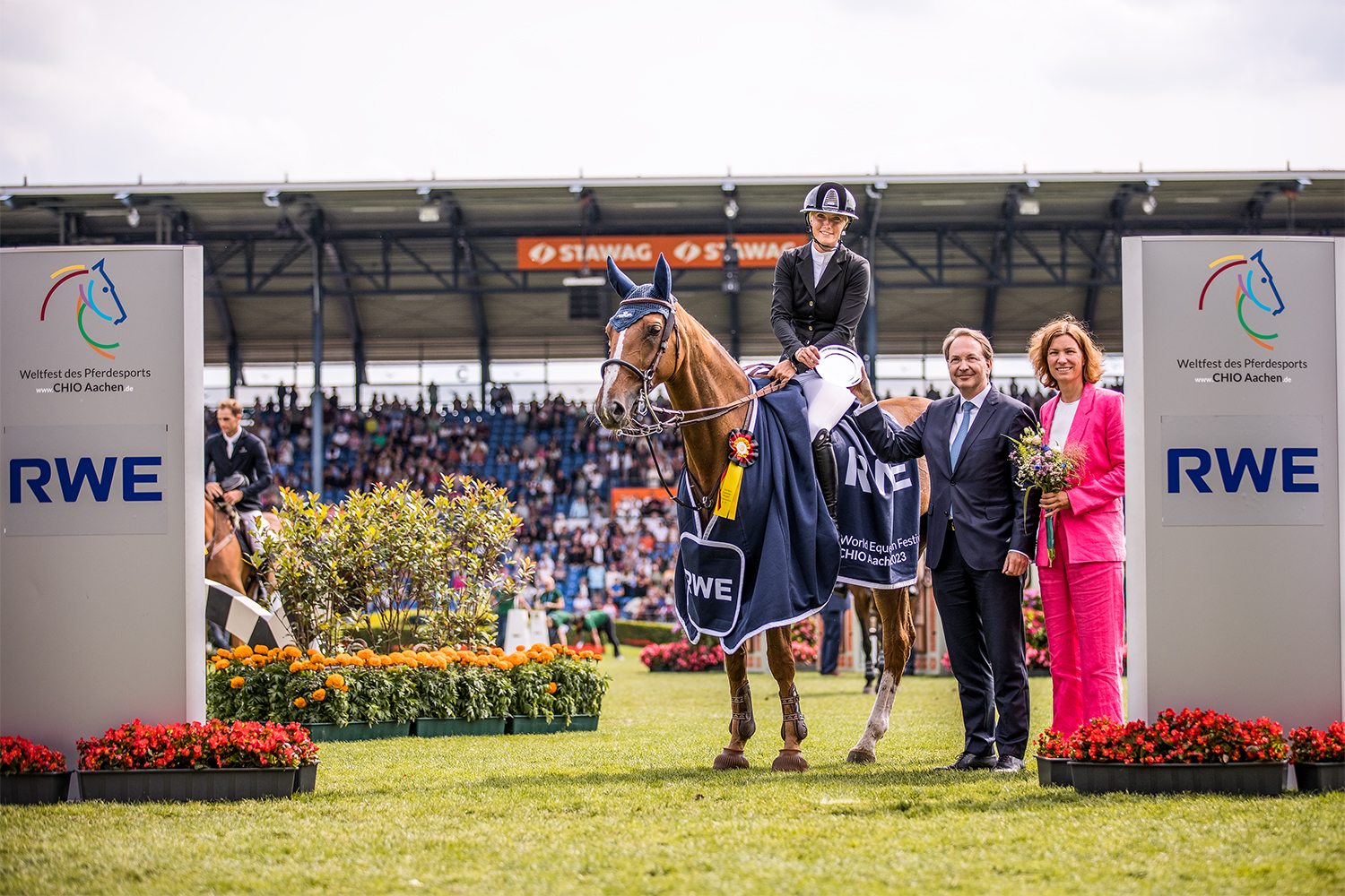 Jana Wargers wins the RWE Prize of North Rhine-Westphalia at CHIO Achen 1 The winner Jana Wargers together with Dr. Frank Weigand (Chairman of the Board of RWE Power AG) and ALRV President Stefanie Peters