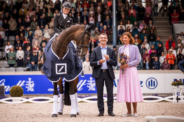 La vincitrice del Deutsche Bank Prize, Jessica von Bredow-Werndl sulla sua Dalera insieme a Bernd Leukert e al Presidente ALRV Stefanie Peters al CHIO Aachen dopo il Grand Prix Freestyle CDI5*