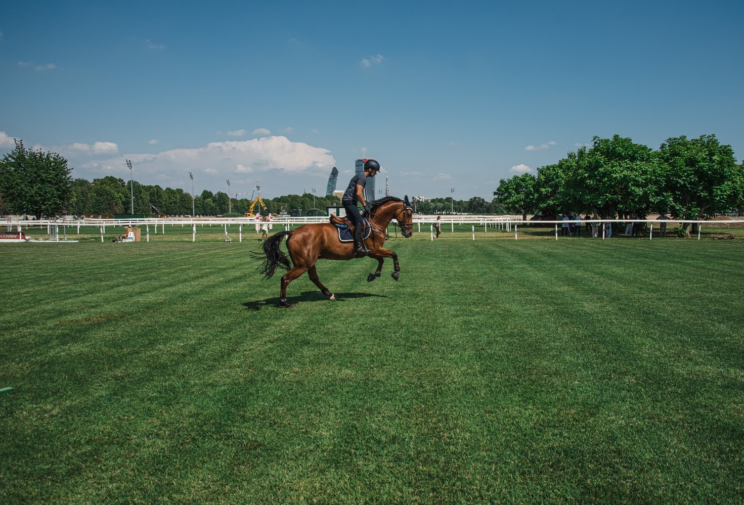 Cavallo e cavaliere in warm up durante il Milano Jumping 2022 Ippodromo SNAI San Siro, in vista dei FEI Jumping European Championship