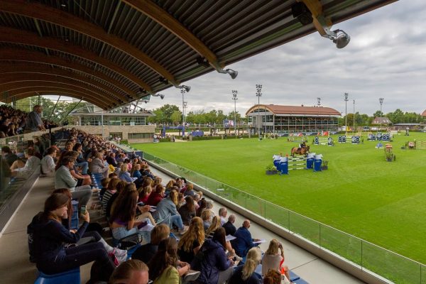 La Tops International Arena di Valkenswaard vista dalle tribune gremite di spettatori