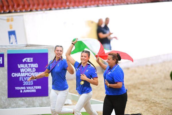 Campionati europei Junior di Volteggio 2023 a Flyinge; Giorgia VARISCO e Greta GEMIGNANI su ROSENSTOLZ 99, alla longe Laura CARNABUCI (ITA)