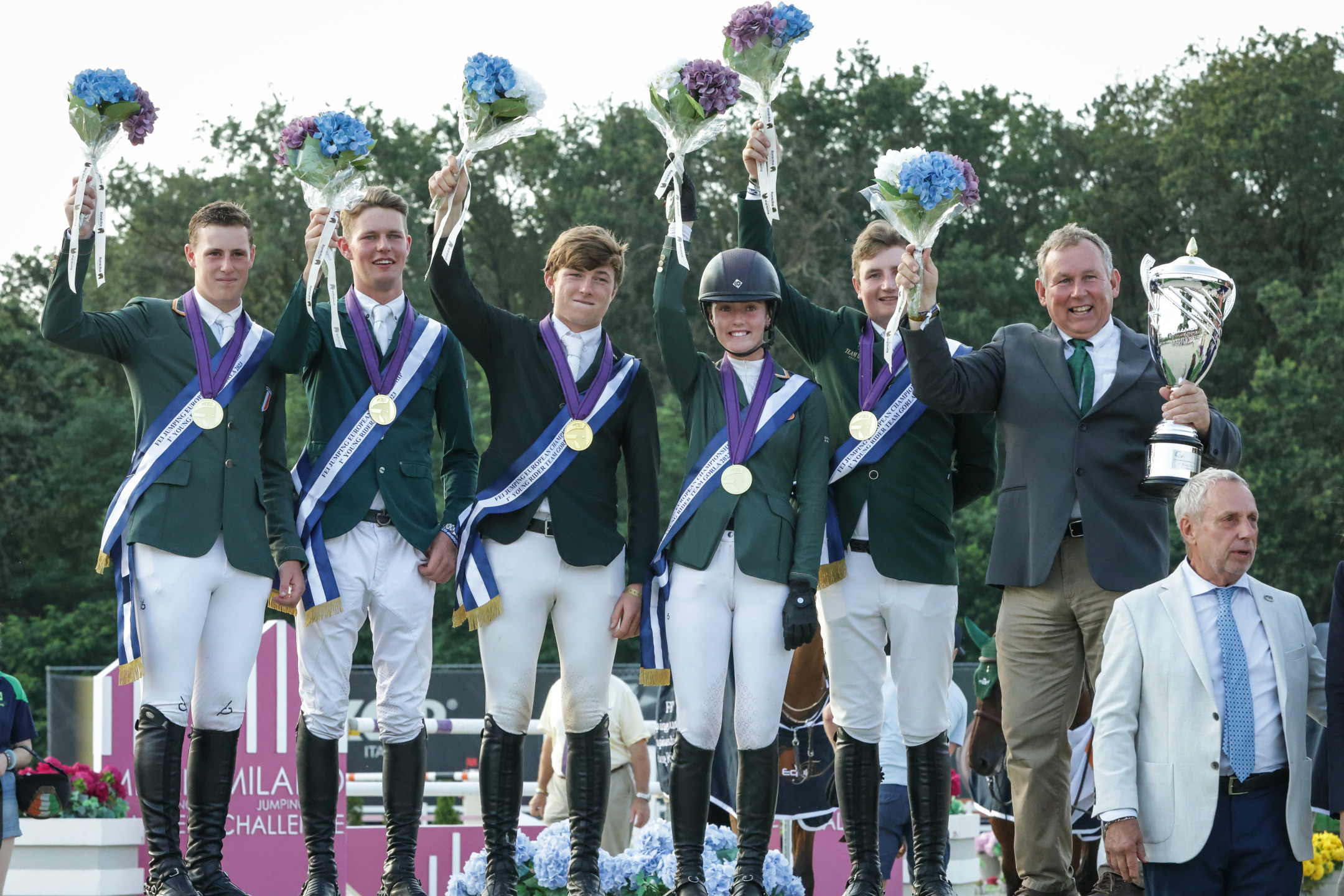 Campionati Europei giovanili: l'Irlanda firma la finalissima a squadre Young Rider 1 La squadra irlandese Young Rider vince la finalissima a squadre dei Campionati Europei giovanili di Gorla Minore 2023
