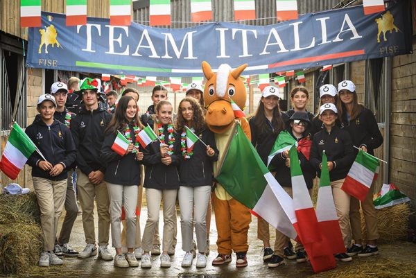 team Italia dop ola cerimonia di apertura dei Campionati Europei Pony 2023 di Le Mans