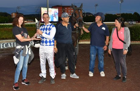 All’Ippodromo SNAI Sesana, nel primo sabato d’agosto la corsa delle Pariglie va a Country Gial e Cabral di Casei 7 CORSA1 PREMIO STELLE AL SESANA TROFEO CGM ELETTROMECCANICA PREMIAZIONE 1