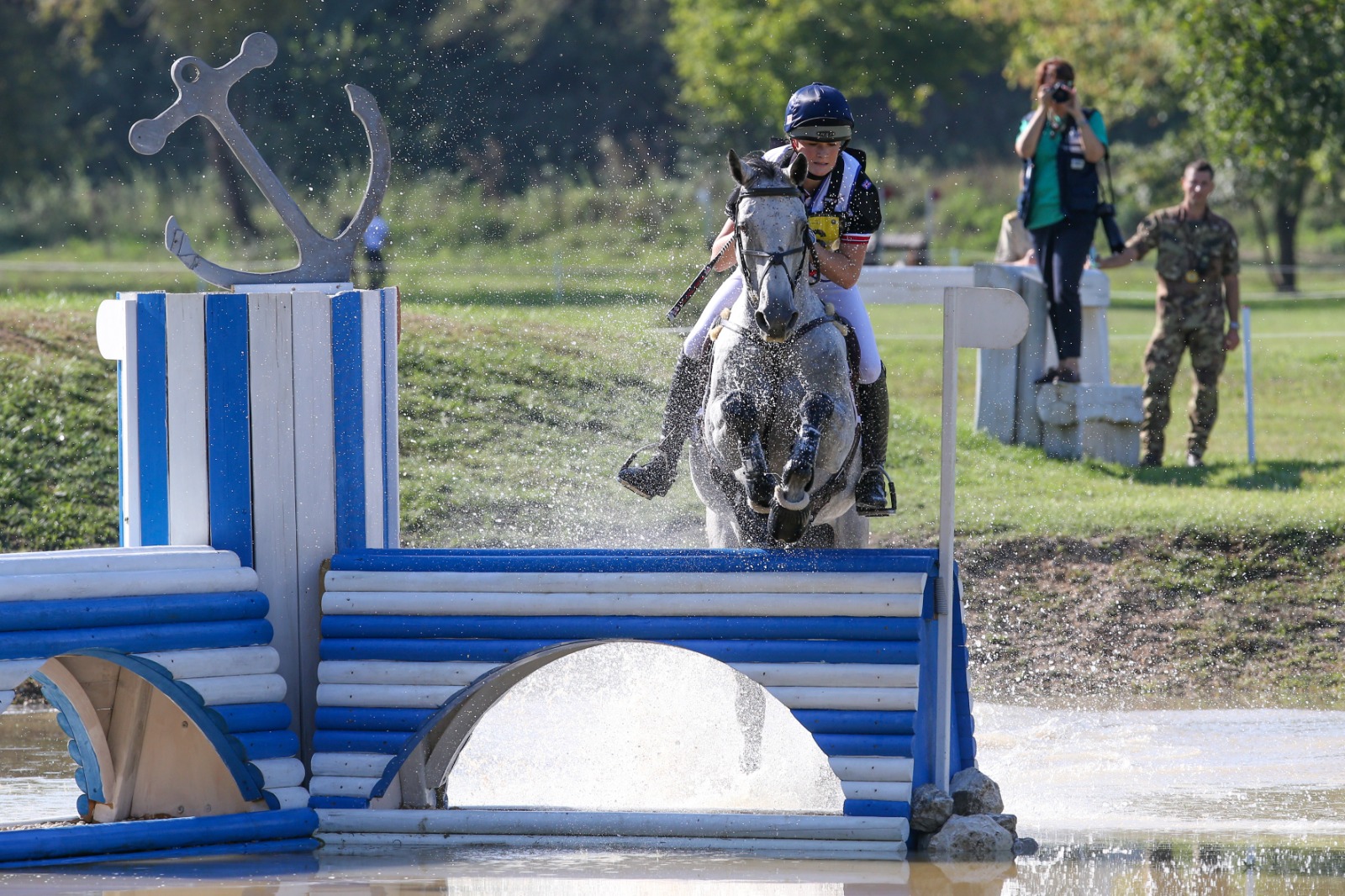 Foto 2. Giovane Atleta alle prese con un ostacolo di Campagna