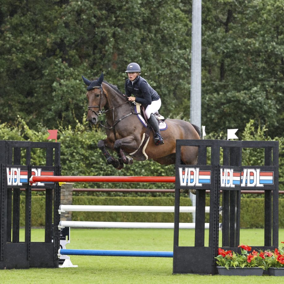 Terminano le competizioni alla Longines Tops International Arena: Smolders colpisce ancora 6 LGFC 06 GP YR 150 Bocken Emma riding Kadessa Z 20230806 03SG9264