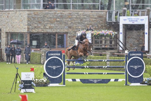 Harrie Smolders su Darry Lou nel CSI2* Grand Prix 1.45m alla Longines Tops International Arena di Valkenswaard