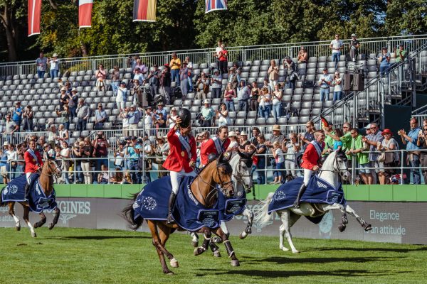 Tutto è pronto per i Campionati Europei di Salto Ostacoli 2023 all'Ippodromo di San Siro 5 Longines FEI Jumping European Championship Riesenbeck Team Switzerland Left to right: 65 - Elian BAUMANN ride CAMPARI Z - SUI 67 - Steve GUERDAT ride ALBFUEHREN'S MADDOX - SUI 66 - Martin FUCHS ride LEONE JEI - SUI 64 - Bryan BALSIGER ride AK'S COURAGE - SUI