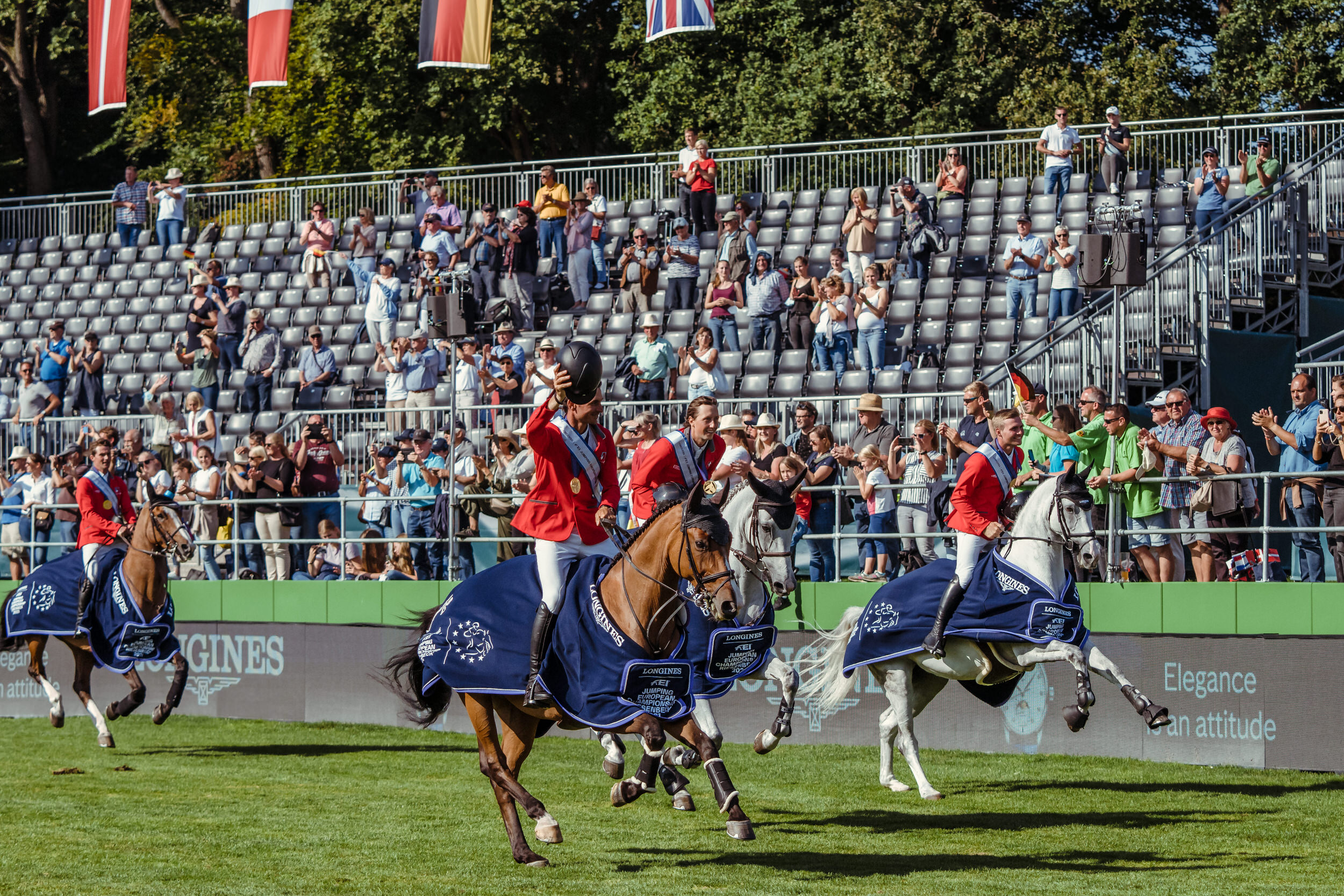 Tutto è pronto per i Campionati Europei di Salto Ostacoli 2023 all'Ippodromo di San Siro 1 Longines FEI Jumping European Championship Riesenbeck Team Switzerland Left to right: 65 - Elian BAUMANN ride CAMPARI Z - SUI 67 - Steve GUERDAT ride ALBFUEHREN'S MADDOX - SUI 66 - Martin FUCHS ride LEONE JEI - SUI 64 - Bryan BALSIGER ride AK'S COURAGE - SUI
