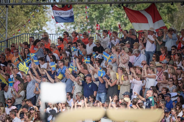 Medaglie, bandiere, musica: che festa per la Svezia campione Europeo di Salto Ostacoli 1 Il pubblico gioisce per la vittoria della Svezia agli Europei di Salto Ostacoli