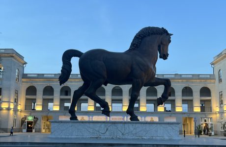 Cavallo di Leonardo all'ingresso dell'Ippodromo di San Siro il giorno della vittoria di Natale Chiaudani nel CSI2* di Milano