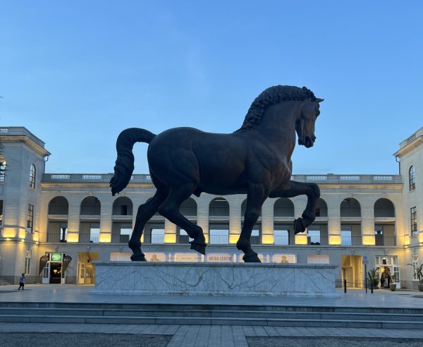 Cavallo di Leonardo all'ingresso dell'Ippodromo di San Siro il giorno della vittoria di Natale Chiaudani nel CSI2* di Milano