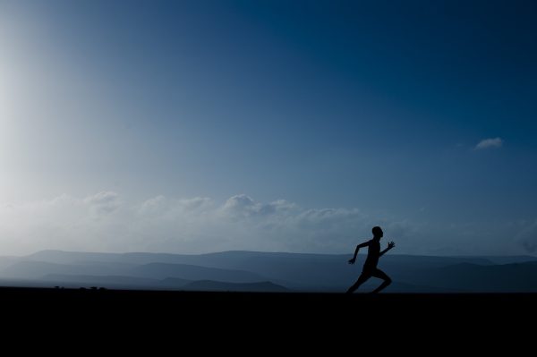 Ragazzo che corre per assicurarsi una corretta preparazione atletica