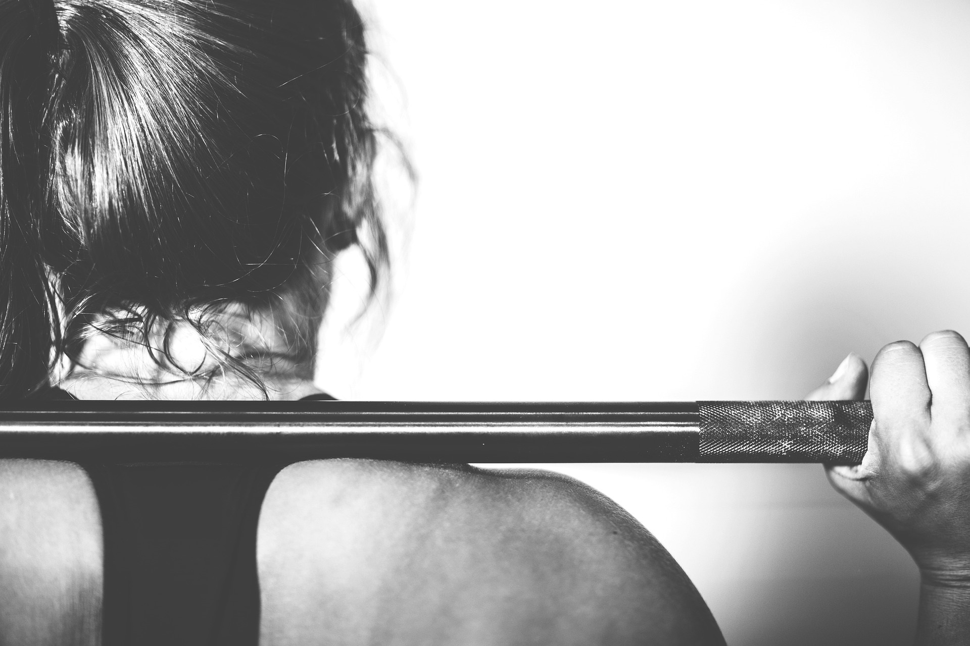 Ragazza durante allenamento in sala pesi per Preparazione atletica