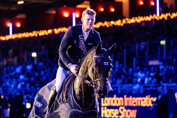 Max Kühner e EIC Cooley Jump the Q (c) LondonInternationalHorseShow Ashley Neuhof