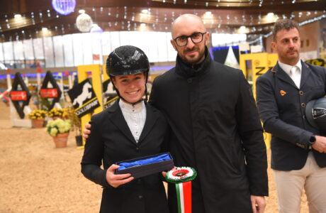 Sofia manzetti premiata da mirco minghini di Banca di Bologna