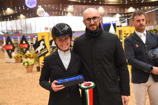 Sofia manzetti premiata da mirco minghini di Banca di Bologna