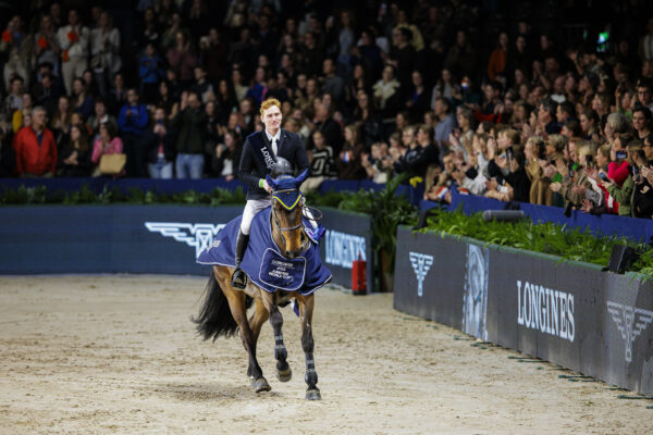 Daniel Coyle (IRL) in sella a Legacy - vincitori della Longines FEI Jumping World Cup™ 2023/24 di Amsterdam (NED)