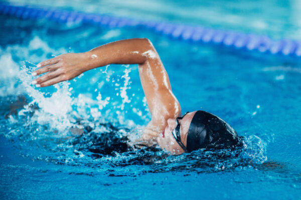 Dal cavallo alla piscina ragazza che si allena