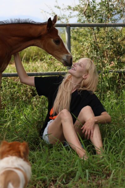 Jessica Hengen fondatrice di European Sport Horse Imports con un puledrino