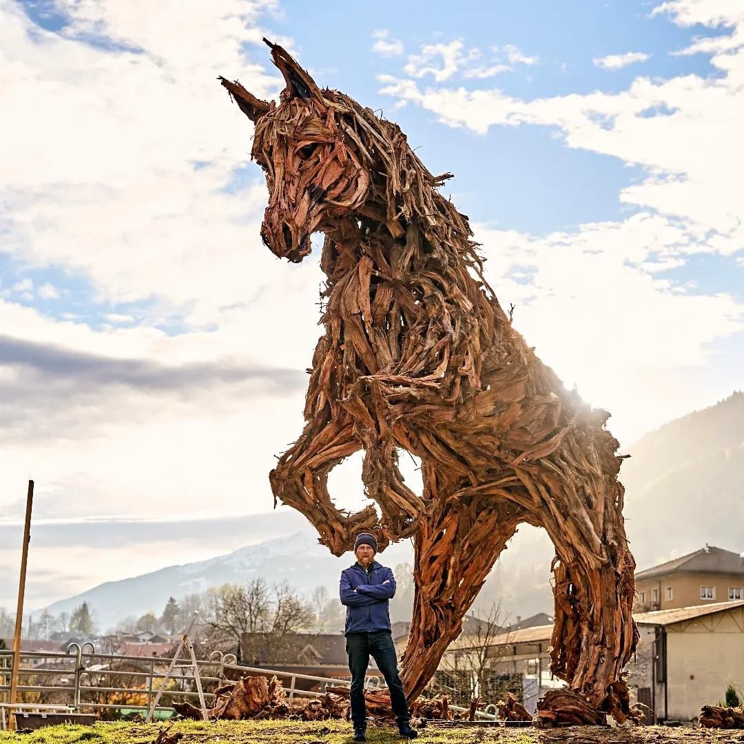 L'Haflinger di Strembo e lo scultore Marco Martalar