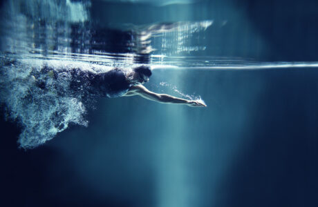 nuotatore professionista in piscina durante un allenamento di nuoto propedeutico alla preparazione atletica del cavaliere