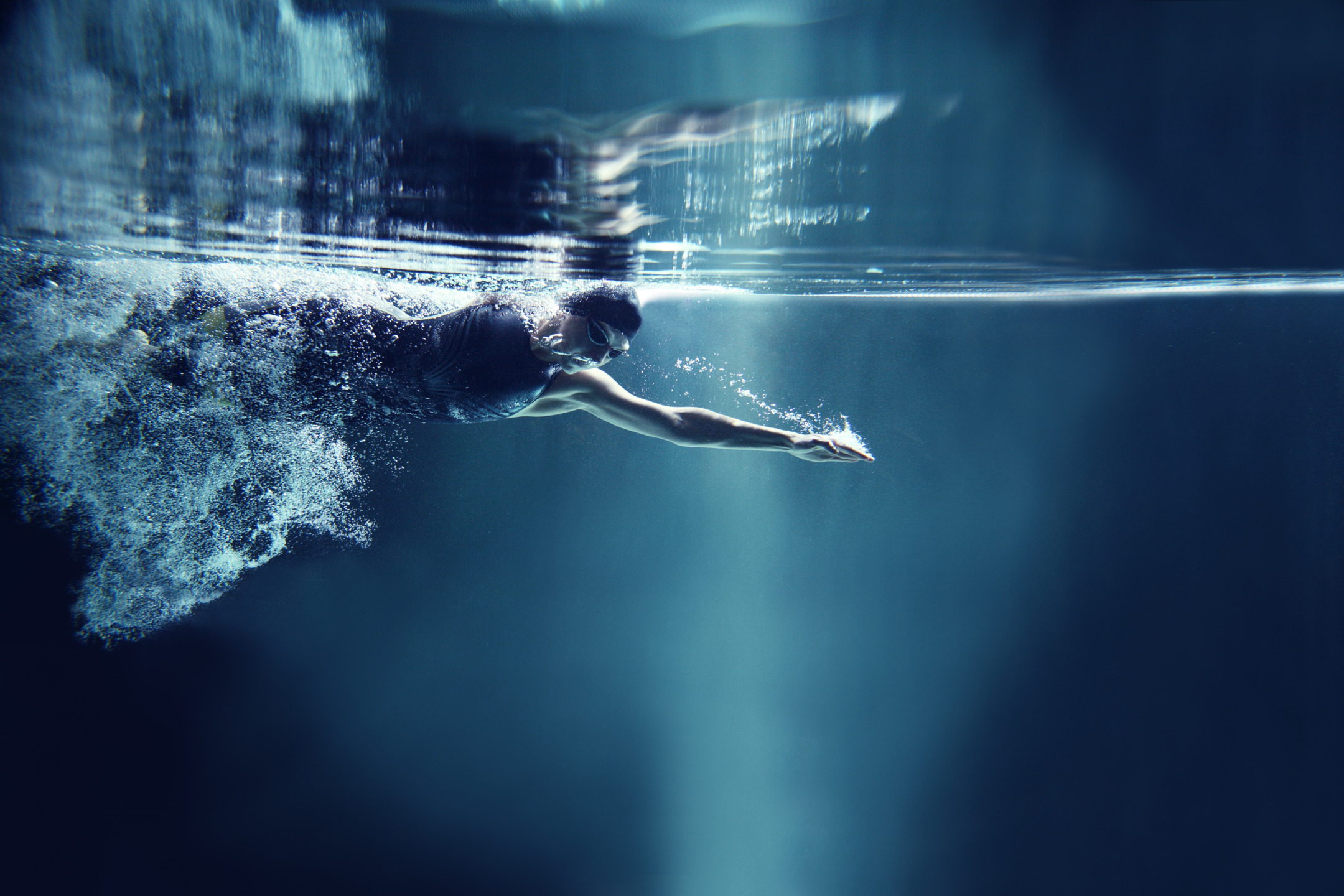 nuotatore professionista in piscina durante un allenamento di nuoto propedeutico alla preparazione atletica del cavaliere