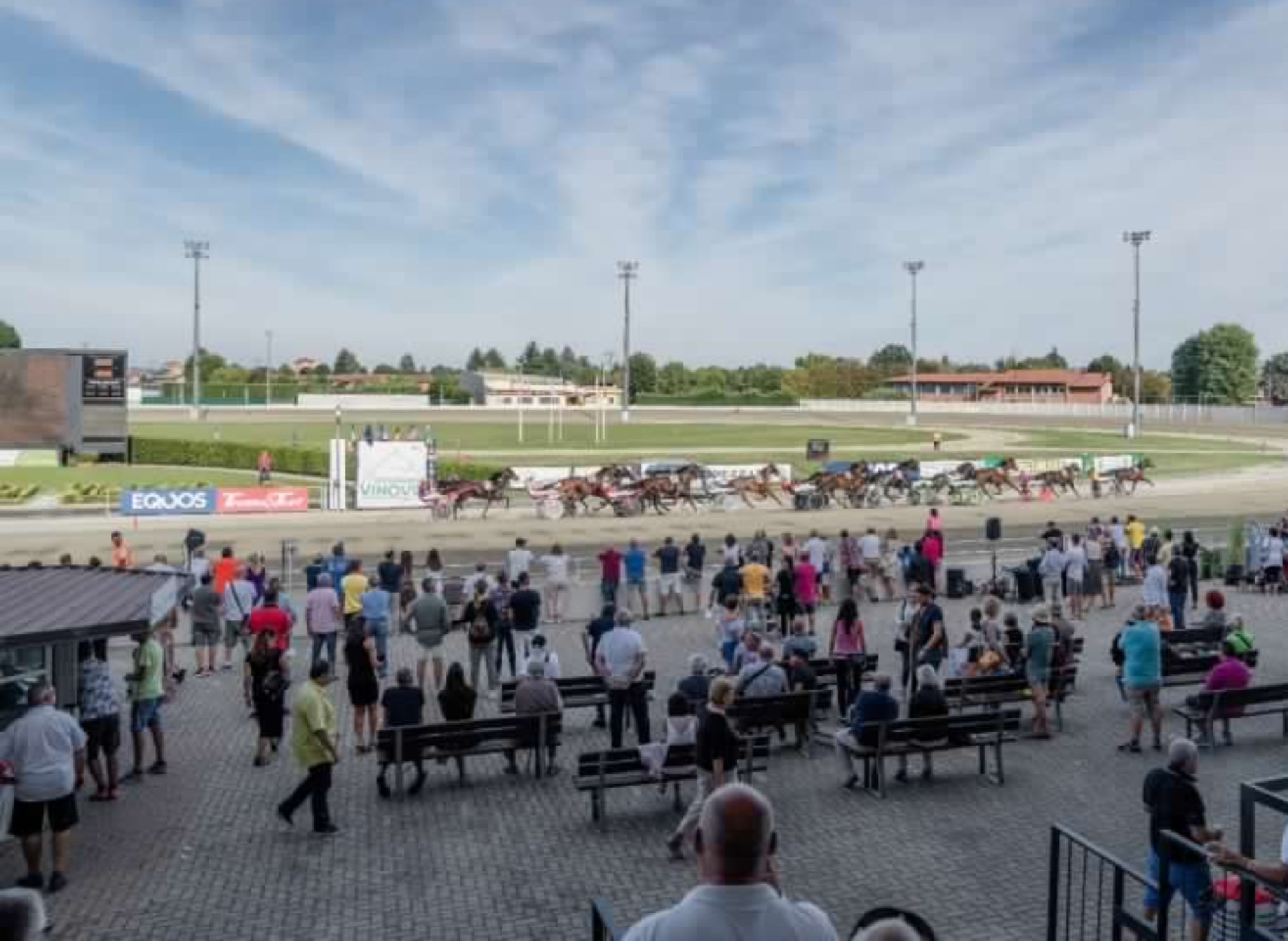 ippodromo di Vinovo pubblico che assiste alle corse