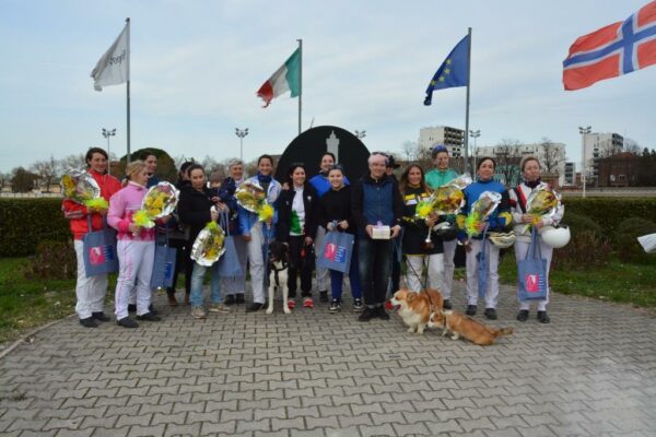 Gruppo di amazzoni nel winner circle dell'Arcoveggioi