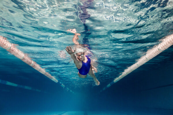 Donna durante un allenamento di nuoto